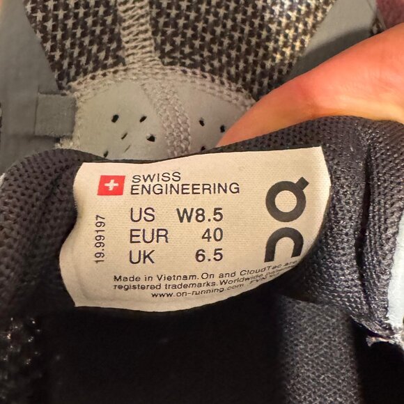 On Cloud Running Shoes - Picture 3 of 4